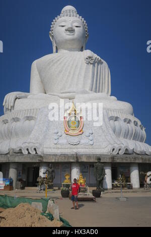 Big Buddha sitzt auf dem höchsten Gipfel des nakkerd Hügel in Ao Chalong. Es ist 45 Meter hohe weiße Marmorstatue sichtbar von überall im Süden von Phuket. Stockfoto