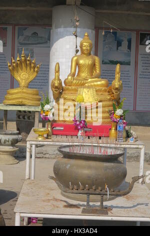 Big Buddha sitzt auf dem höchsten Gipfel des nakkerd Hügel in Ao Chalong. Es ist 45 Meter hohe weiße Marmorstatue sichtbar von überall im Süden von Phuket. Stockfoto