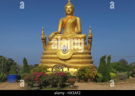 Big Buddha sitzt auf dem höchsten Gipfel des nakkerd Hügel in Ao Chalong. Es ist 45 Meter hohe weiße Marmorstatue sichtbar von überall im Süden von Phuket. Stockfoto