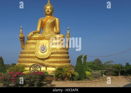 Big Buddha sitzt auf dem höchsten Gipfel des nakkerd Hügel in Ao Chalong. Es ist 45 Meter hohe weiße Marmorstatue sichtbar von überall im Süden von Phuket. Stockfoto