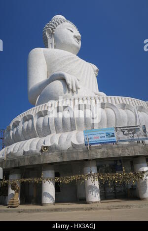 Big Buddha sitzt auf dem höchsten Gipfel des nakkerd Hügel in Ao Chalong. Es ist 45 Meter hohe weiße Marmorstatue sichtbar von überall im Süden von Phuket. Stockfoto