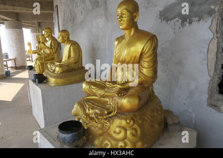 Big Buddha sitzt auf dem höchsten Gipfel des nakkerd Hügel in Ao Chalong. Es ist 45 Meter hohe weiße Marmorstatue sichtbar von überall im Süden von Phuket. Stockfoto