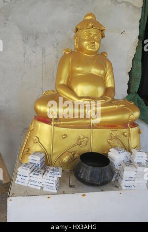 Statuen am Big Buddha im Wat Chalong, phucket. religiöse Person, Mitglied der buddhistischen Religion. goldenen Skulpturen. Stockfoto