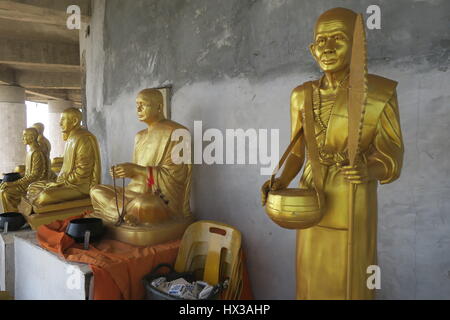 Statuen am Big Buddha im Wat Chalong, phucket. religiöse Person, Mitglied der buddhistischen Religion. goldenen Skulpturen. Stockfoto