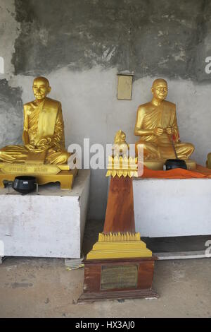 Statuen am Big Buddha im Wat Chalong, phucket. religiöse Person, Mitglied der buddhistischen Religion. goldenen Skulpturen. Stockfoto