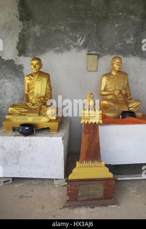 Statuen am Big Buddha im Wat Chalong, phucket. religiöse Person, Mitglied der buddhistischen Religion. goldenen Skulpturen. Stockfoto