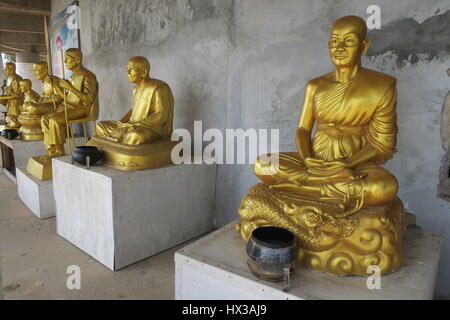 Statuen am Big Buddha im Wat Chalong, phucket. religiöse Person, Mitglied der buddhistischen Religion. goldenen Skulpturen. Stockfoto