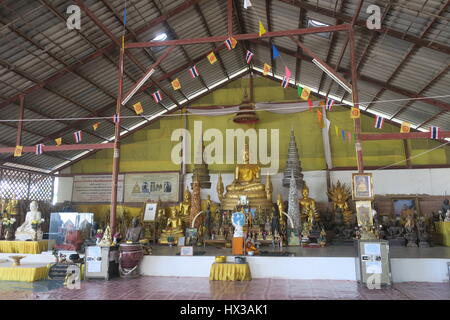 Statuen am Big Buddha im Wat Chalong, phucket. religiöse Person, Mitglied der buddhistischen Religion. goldenen Skulpturen. Stockfoto