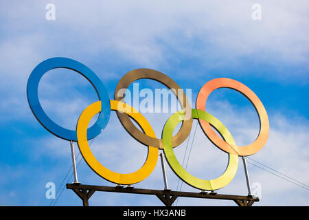 Rio De Janeiro, Brasilien. 15. August 2016 Olympischen Ringe am Beach-Volleyball-Austragungsort für die Olympischen Sommerspiele 2016. © Paul J. Sutton/PCN-Fotografie. Stockfoto