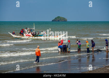 Mitglieder eines philippinischen Fischerdorfes bereiten Sie für das Layout ihrer Seine net entlang der Küste am BayBay Beach in den Panay-Golf in der Nähe von Roxas City, Capiz, Pan Stockfoto