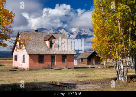 Rosa Haus John Moulton Homestead mit Teton Mountains und Clearing-Wolken. Teton-Nationalpark, Wyoming Stockfoto