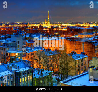 Sankt-Petersburg, Russland-16. Januar 2012: Ansicht von oben die Stadt bei Nacht, 16. Januar 2012. Wohngegend im historischen Zentrum. Cathe Stockfoto