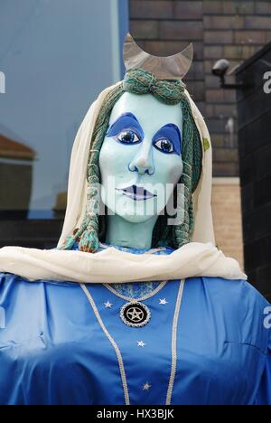 Die Göttin des Mondes, ein Festzug Riese, bereit, während die jährliche Jack In The Green Festival in Hastings in East Sussex, nglands am 7. Mai 2012 vorgeführt werden. Stockfoto