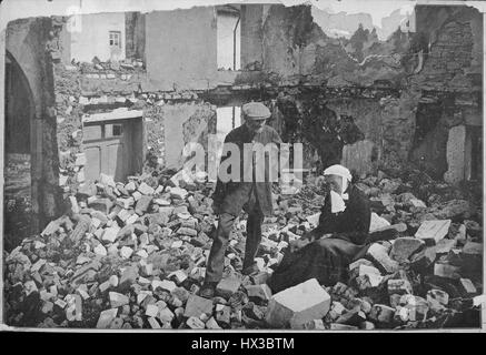 Ein älteres französisches Ehepaar gibt, die an das ehemalige Wohnhaus, jetzt einen weitläufigen Haufen von Schutt und Ruine zurück und nimmt an den Verwüstungen durch die deutschen im ersten Weltkrieg 1916. Bild mit freundlicher Genehmigung National Archives. Stockfoto