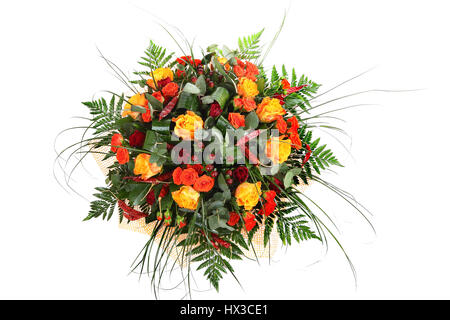 Gemischte Rosen, floristische Anordnung der Orange, gelbe und rote Rosen, Blumenarrangements, bunter Strauß Rosen isoliert auf weißem Hintergrund. Stockfoto