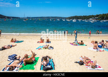 Menschen Sonnen und Relaxen auf Balmoral Beach in Sydney, New South Wales, Australien Stockfoto