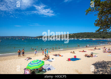 Menschen, die sich sonnen und entspannen am Balmoral Beach in Sydney, New South wales, Australien, mit Blick über die Hunters Bay bis zum Middle Harbour Stockfoto