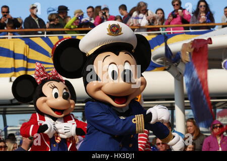 Mickey und Minnie Mouse feiert auf dem Deck einer Disney Kreuzfahrt Schiff. Stockfoto