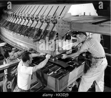 Montage der oberen Nase Spule Hauptmagneten wicklung, 1950. Bild mit freundlicher Genehmigung US Department of Energy. Stockfoto