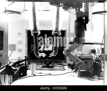 Rückansicht des Innenraums eines der Metallurgie heißen Zellen und Forscher tätig, 1970. Bild mit freundlicher Genehmigung US Department of Energy. Stockfoto