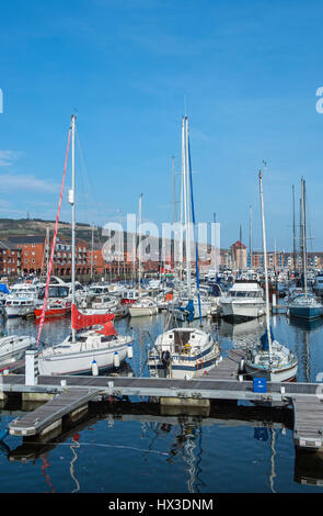 Die Swansea Marina an der Südküste von Wales, vertäut voller Yachten, Boote und einige Fischerboote. Stockfoto