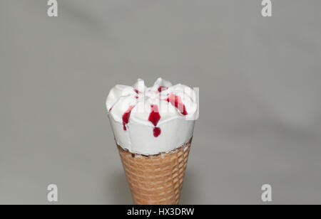 Vanille und Erdbeereis in Kegel mit Schokolade Stockfoto