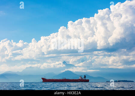 Öl-Tanker entlang der brasilianischen Küste. Angra Dos Reis, RJ, Brasilien. Stockfoto