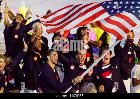 Rio De Janeiro, Brasilien. 5. August 2016 Michael Phelps USA Flagge Träger bei der Olympischen Sommer-Spiele-Eröffnungsfeier. © Paul J. Sutton/PCN-Fotografie. Stockfoto
