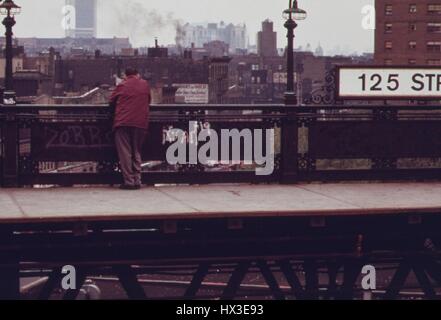 Ein Mann steht in der 125th Street Hochbahn u-Bahn Plattform neben mehreren Graffiti-Tags, New York City, New York, Mai 1973. Bild mit freundlicher Genehmigung National Archives. Stockfoto