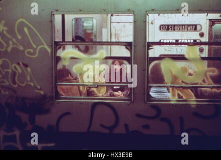 Broadway lokalen u-Bahn-Waggon mit Graffiti, New York City, New York, Mai 1973. Bild mit freundlicher Genehmigung National Archives. Stockfoto