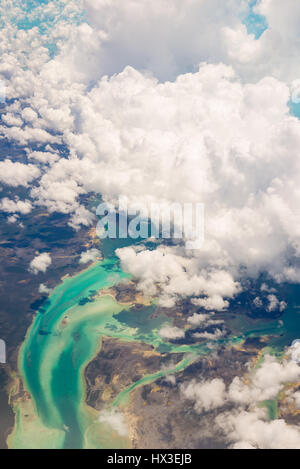 Luftaufnahme von den Bahamas, atemberaubende Inseln, Sandbänke und Korallenriffe mit türkisblauen Meer, schoss aus Flugzeug. Stockfoto