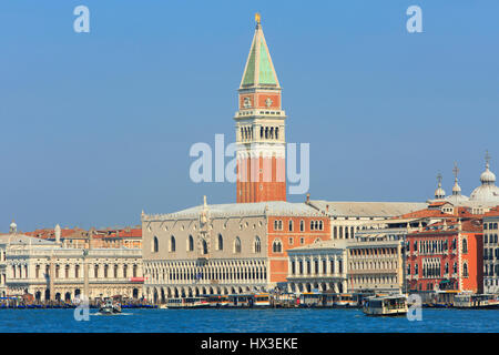 Der Dogenpalast, Markusplatz Turm (Campanile) und andere Sehenswürdigkeiten in Venedig, Italien Stockfoto