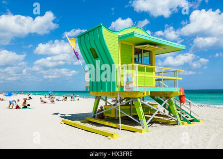 Miami Beach Florida, Atlantischer Ozean Wasser, Sand, Wasser, Rettungsschwimmer Turm, Station, Bedingungen Flagge, Sonnenanbeter, Besucher reisen Reise Reise Tourismus Stockfoto