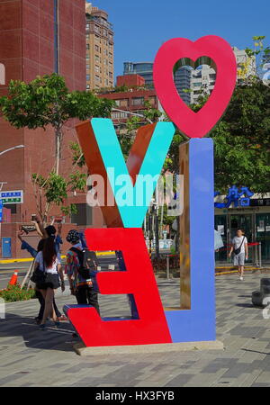 KAOHSIUNG, TAIWAN--14. Juni 2015: Touristen fotografieren eine bunte Liebe Hinweistafel an den Ufern des Flusses Liebe in Kaohsiung Stadt. Stockfoto