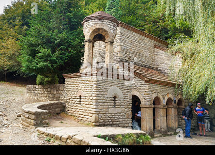 Signagi, Georgia - geschickt 16, 2016: Kapelle St. Zabulon und St. Sosana und Haus St. Nino Frühling im Kloster der heiligen Nino in Bodbe. Kathedrale war co Stockfoto