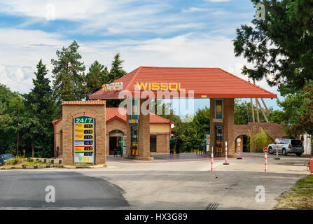 Signagi, Georgia - geschickt 16, 2016: Wissol Tankstelle auf dem Weg in die Berge in der Region Kachetien Stockfoto