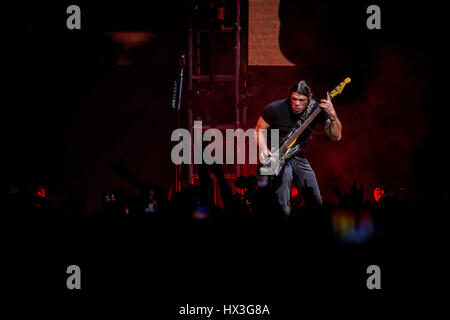 Hong Kong, China. 20. Januar 2017. Robert Trujillo von Metallica führt zur AsiaWorld-Expo in Hongkong. Stockfoto