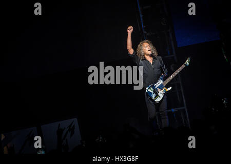 Hong Kong, China. 20. Januar 2017. Kirk Hammett von Metallica führt zur AsiaWorld-Expo in Hongkong. Stockfoto