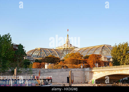 Paris, Frankreich, ca. April 2016: Ansichten von Gebäuden, Denkmälern und Sehenswürdigkeiten in Paris, vom Ufer Stockfoto