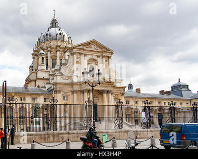 Paris, Frankreich, ca. April 2016: Ansichten von Gebäuden, Denkmälern und Sehenswürdigkeiten in Paris, vom Ufer Stockfoto