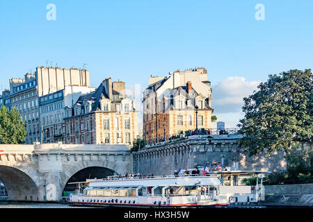 Paris, Frankreich, ca. April 2016: Ansichten von Gebäuden, Denkmälern und Sehenswürdigkeiten in Paris, vom Ufer Stockfoto