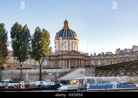 Paris, Frankreich, ca. April 2016: Ansichten von Gebäuden, Denkmälern und Sehenswürdigkeiten in Paris, vom Ufer Stockfoto