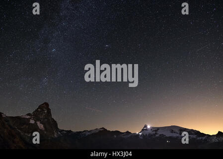 Wunderbaren Sternenhimmel über Berggipfel Matterhorn (Cervino) und Monte Rosa Gletscher, berühmten Skiort im Aostatal, Italien. Andromeda-Galaxie klar Stockfoto