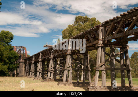 Hume Highway Road-Trip, Australien: historische Eisenbahnbrücke über den Murrumbidgee bei Gundagai, NSW Stockfoto