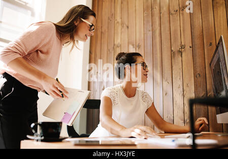 Business-Frauen gemeinsam am Projekt im modernen Start Büro. Zwei weibliche Kollegen Computer-Monitor zu betrachten. Stockfoto