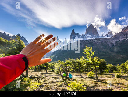 Sonnenlicht durch Menschenhand bei Sonnenuntergang in der Nähe von Berg Fitz Roy in Patagonien Stockfoto