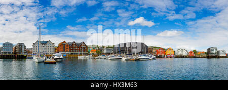 Ansicht des Jachthafens in Tromsø, Nordnorwegen. Tromso gilt als die nördlichste Stadt der Welt mit einer Bevölkerung über 50.000. Stockfoto