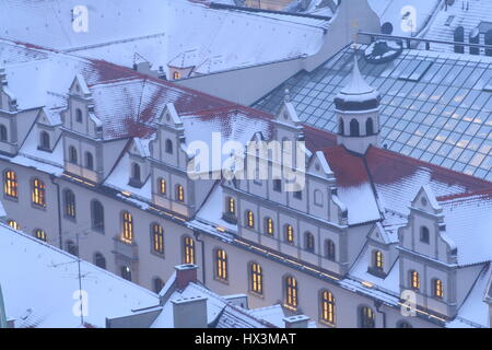 Alte Häuser mit Schnee in der Abenddämmerung, München, Bayern, Deutschland, Bayern, Muenchen, Haueser Und Daecher Mit Schnee Bei Abenddaemmerung Stockfoto