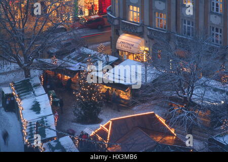 Weihnachtsmarkt am Rindermarkt mit Schnee in der Abenddämmerung, München, Bayern, Deutschland, Bayern, Muenchen, Weihnachtsmarkt Auf Dem Rindermark Stockfoto