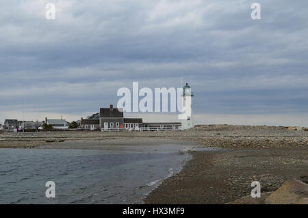 Strand-Felsen und alten Scituate Licht an einem stürmischen Tag. Stockfoto